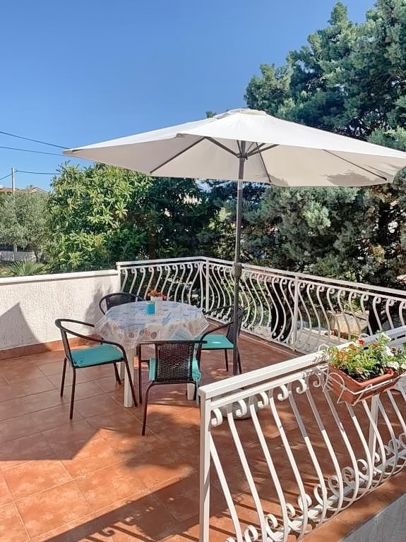 Malinska, apartmajska hiša z velikim vrtom na odlični lokaciji 250 m od morja!