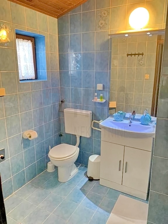 Malinska, apartmajska hiša z velikim vrtom na odlični lokaciji 250 m od morja!