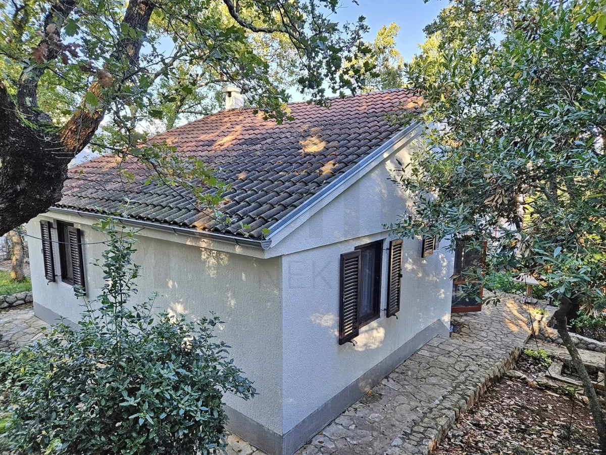 Malinska, apartmajska hiša z velikim vrtom na odlični lokaciji 250 m od morja!