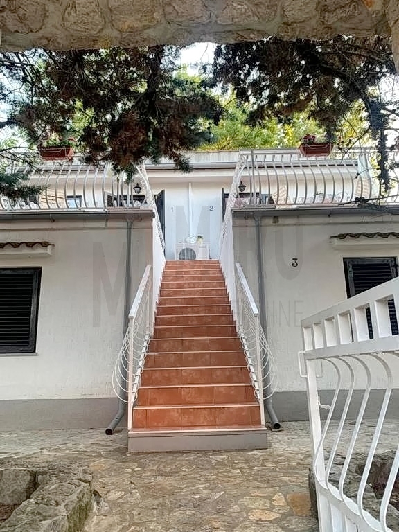 Malinska, apartmajska hiša z velikim vrtom na odlični lokaciji 250 m od morja!