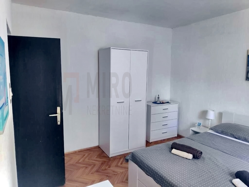 Malinska, apartmajska hiša z velikim vrtom na odlični lokaciji 250 m od morja!