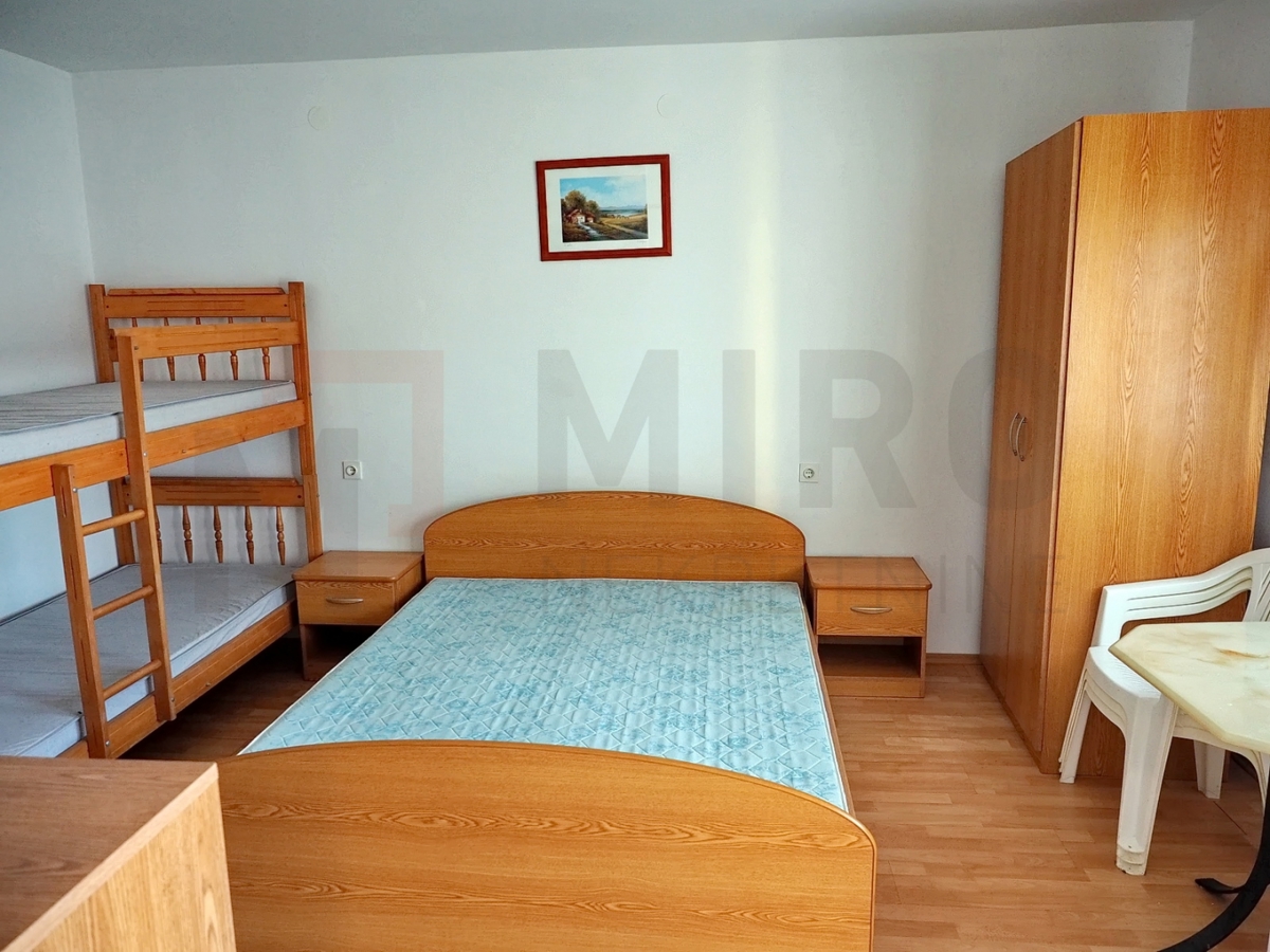 Šilo, samostojna hiša s 5 apartmaji v bližini plaže, PRODAJA!