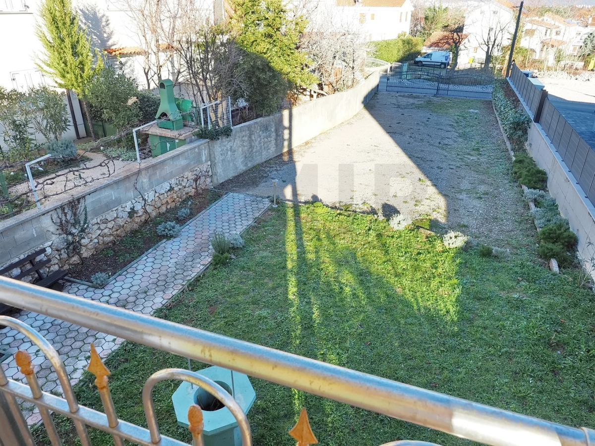Šilo, samostojna hiša s 5 apartmaji v bližini plaže, PRODAJA!