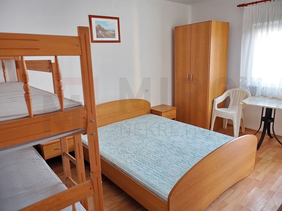 Šilo, samostojna hiša s 5 apartmaji v bližini plaže, PRODAJA!