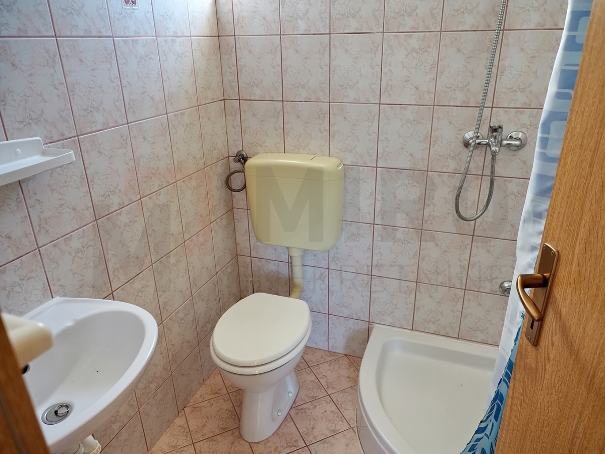Šilo, samostojna hiša s 5 apartmaji v bližini plaže, PRODAJA!