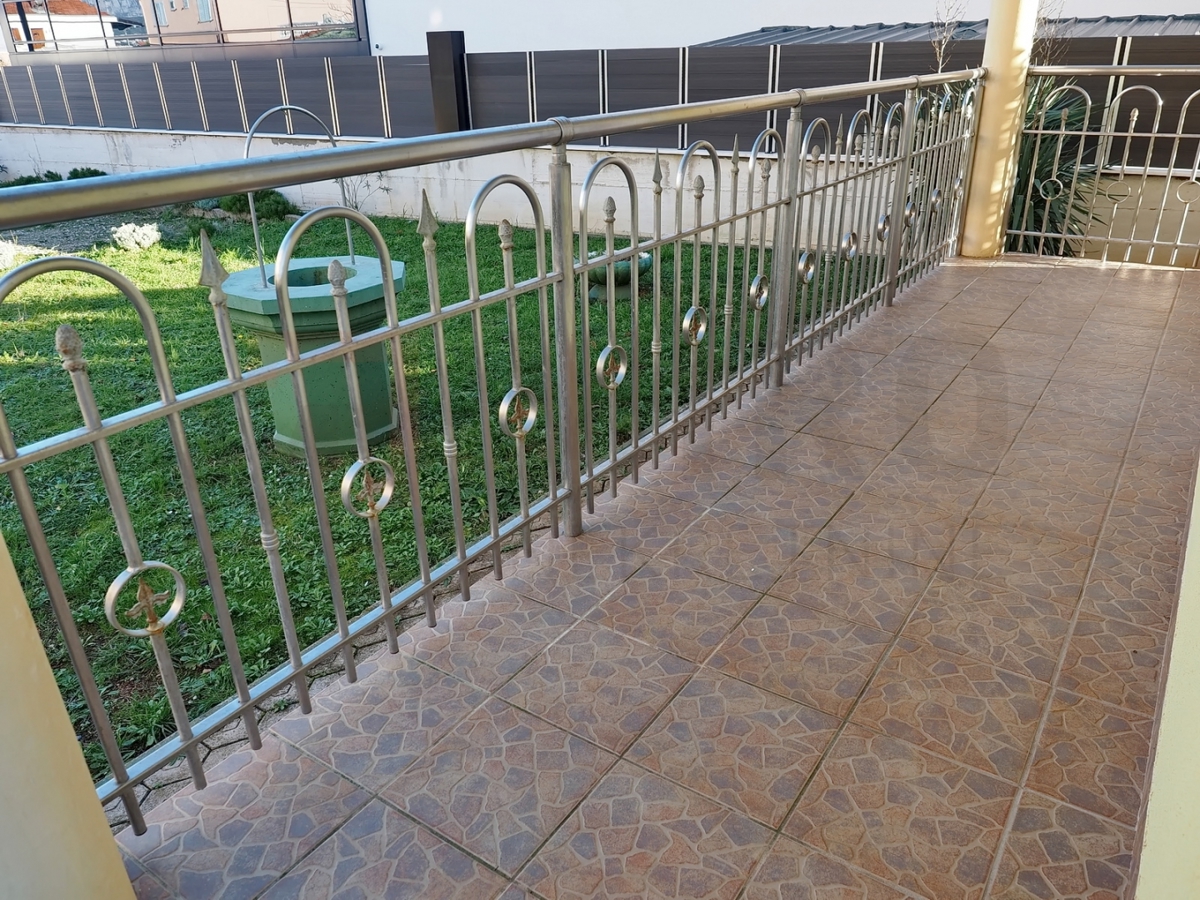 Šilo, samostojna hiša s 5 apartmaji v bližini plaže, PRODAJA!