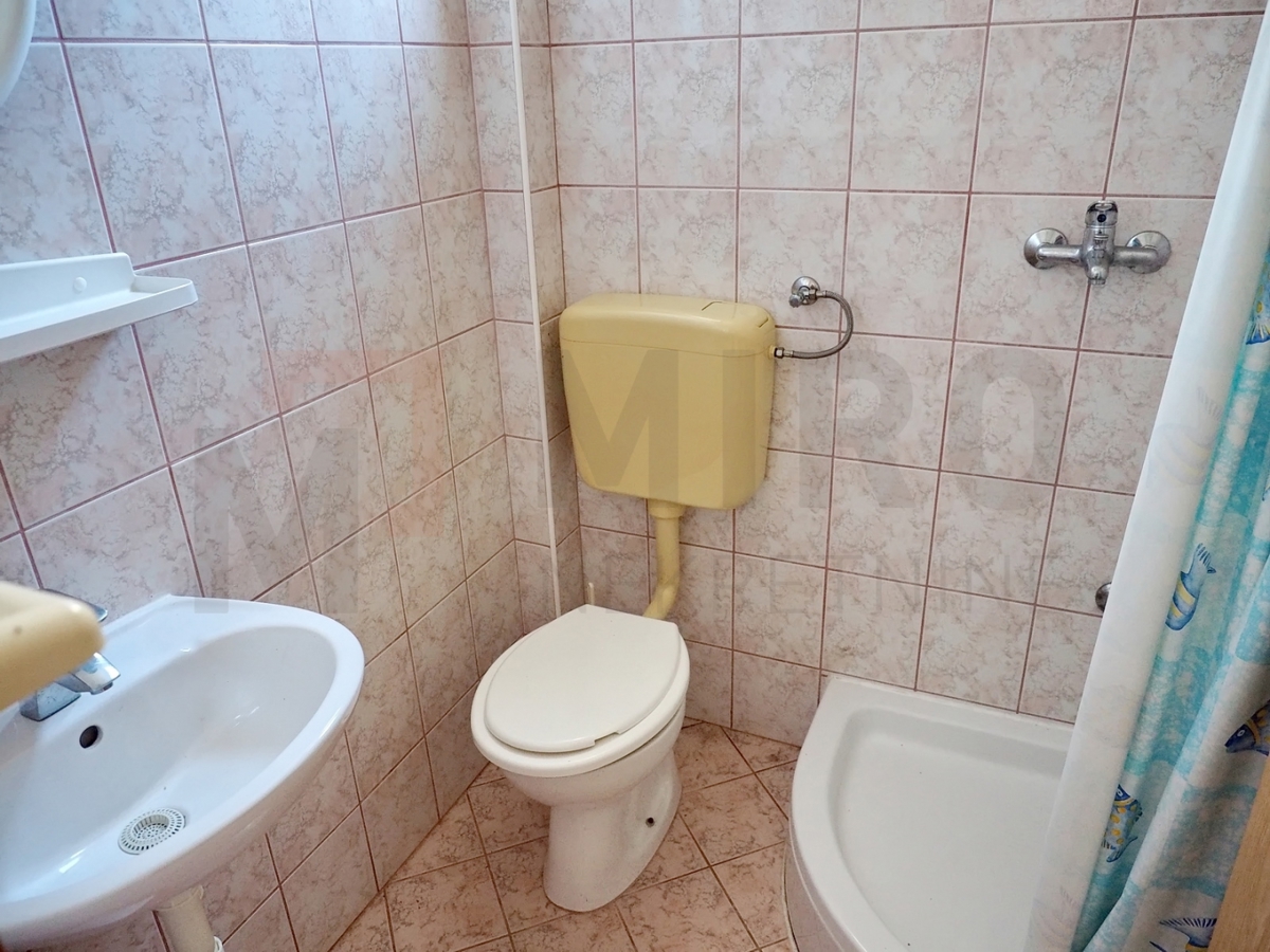 Šilo, samostojna hiša s 5 apartmaji v bližini plaže, PRODAJA!