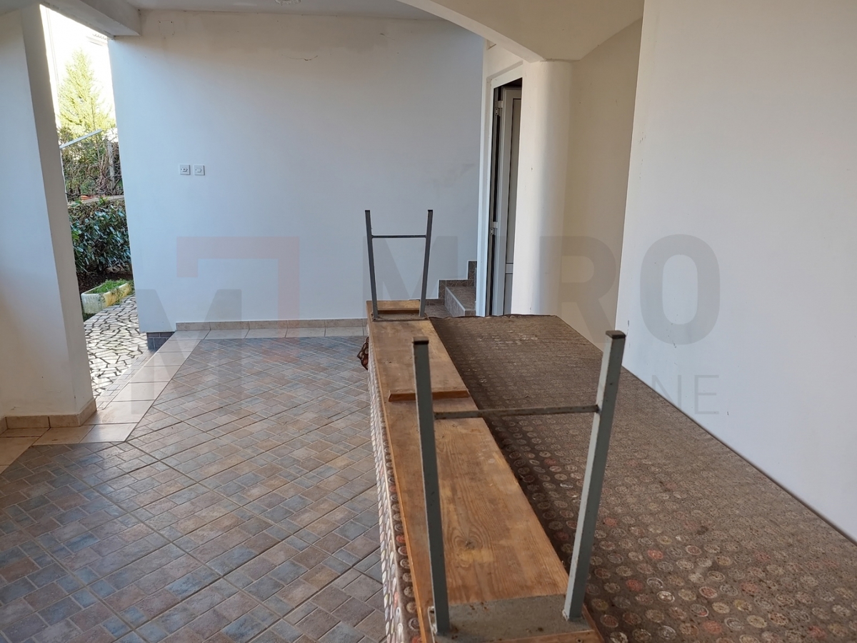 Šilo, samostojna hiša s 5 apartmaji v bližini plaže, PRODAJA!