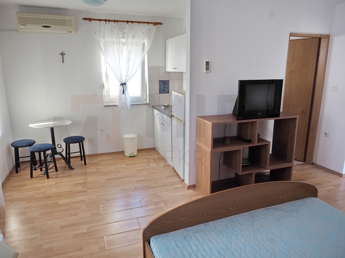 Šilo, samostojna hiša s 5 apartmaji v bližini plaže, PRODAJA!