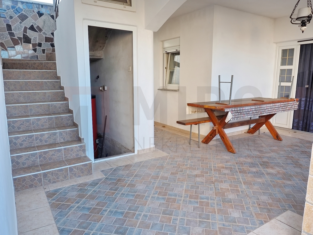 Šilo, samostojna hiša s 5 apartmaji v bližini plaže, PRODAJA!