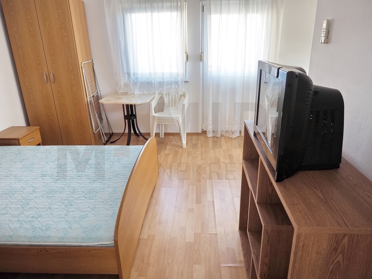 Šilo, samostojna hiša s 5 apartmaji v bližini plaže, PRODAJA!