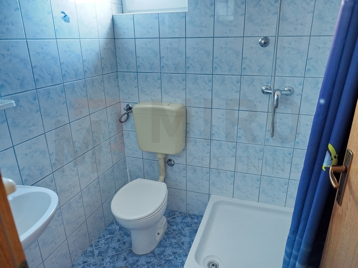 Šilo, samostojna hiša s 5 apartmaji v bližini plaže, PRODAJA!