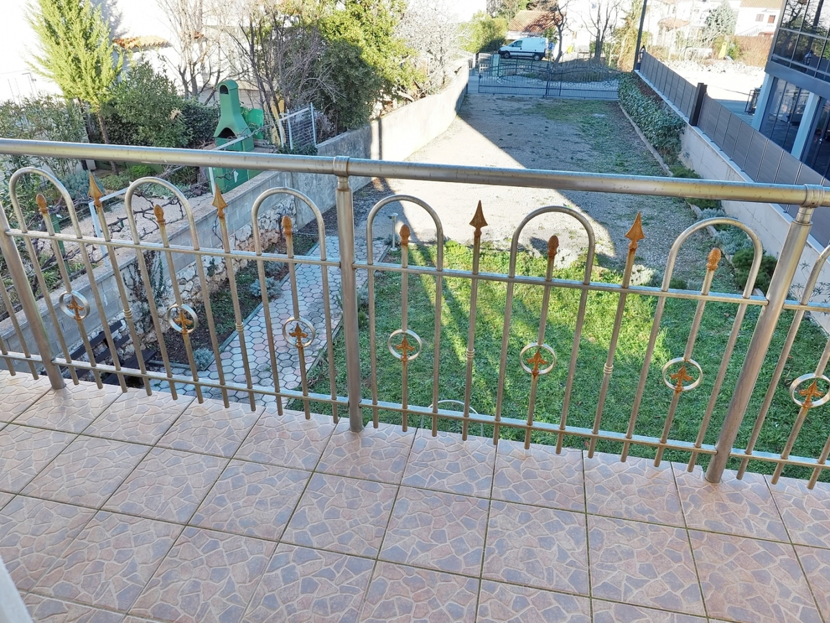 Šilo, samostojna hiša s 5 apartmaji v bližini plaže, PRODAJA!