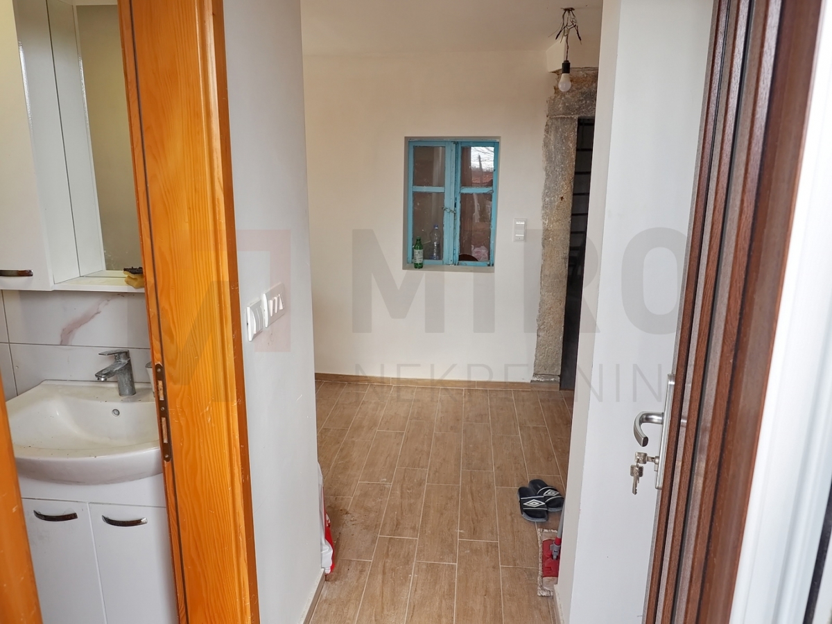 Krk, Šotovento, prenovljena kamnita hiša v nizu, mirna lokacija!