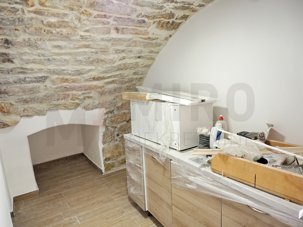 Krk, Šotovento, prenovljena kamnita hiša v nizu, mirna lokacija!