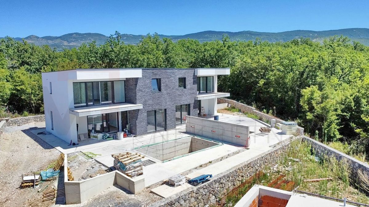 Kraljevica, moderna večstanovanjska vila z bazenom in vrtom, PRODAJA!