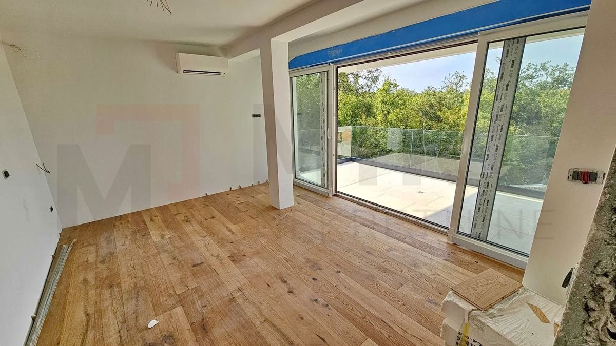 Kraljevica, moderna večstanovanjska vila z bazenom in vrtom, PRODAJA!
