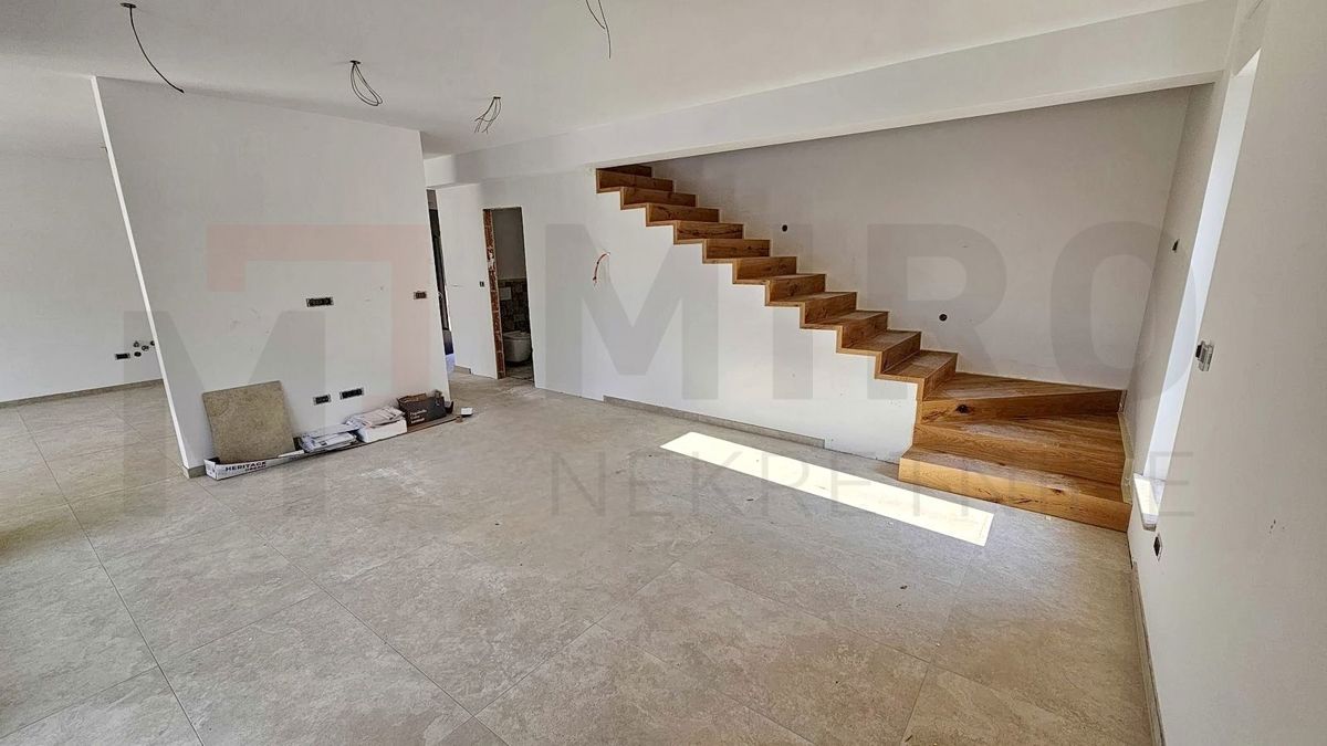 Kraljevica, moderna večstanovanjska vila z bazenom in vrtom, PRODAJA!