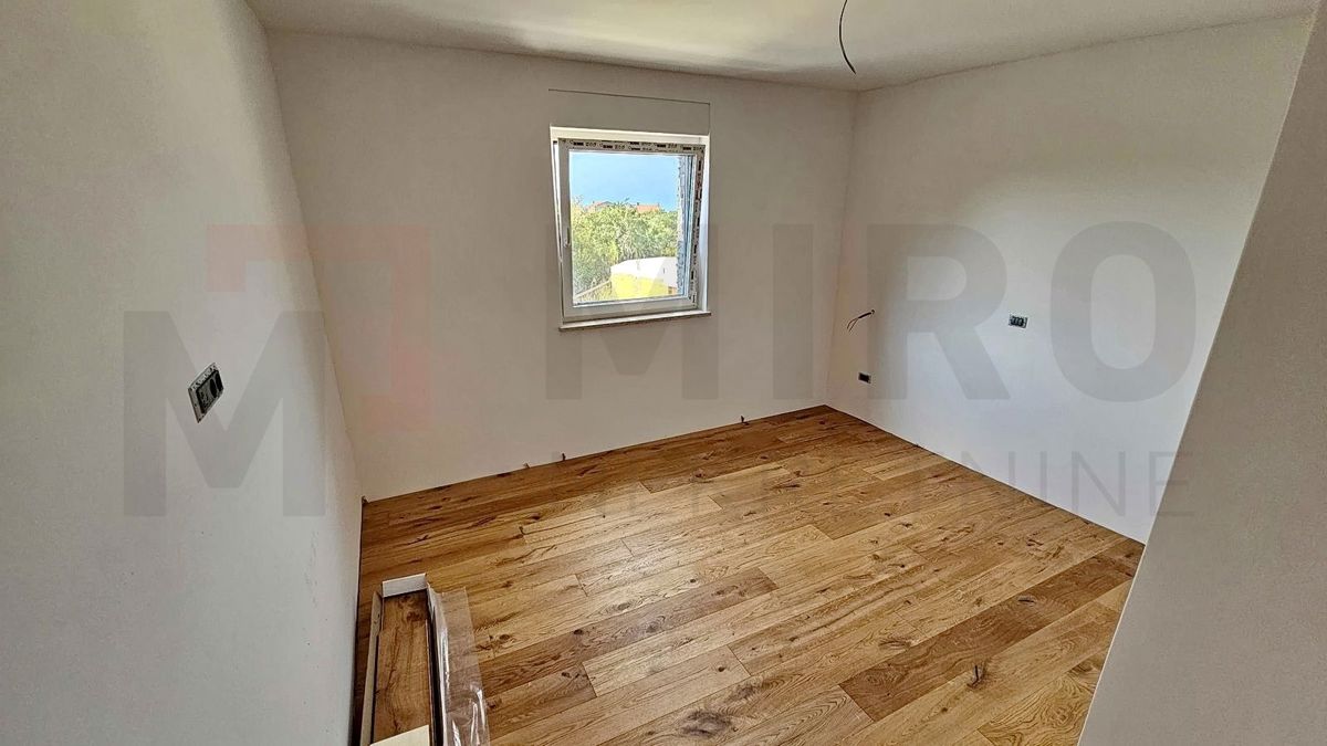 Kraljevica, moderna večstanovanjska vila z bazenom in vrtom, PRODAJA!