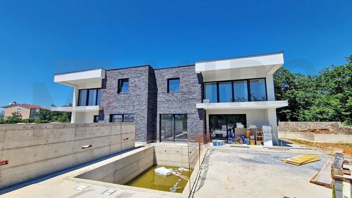 Kraljevica, moderna večstanovanjska vila z bazenom in vrtom, PRODAJA!