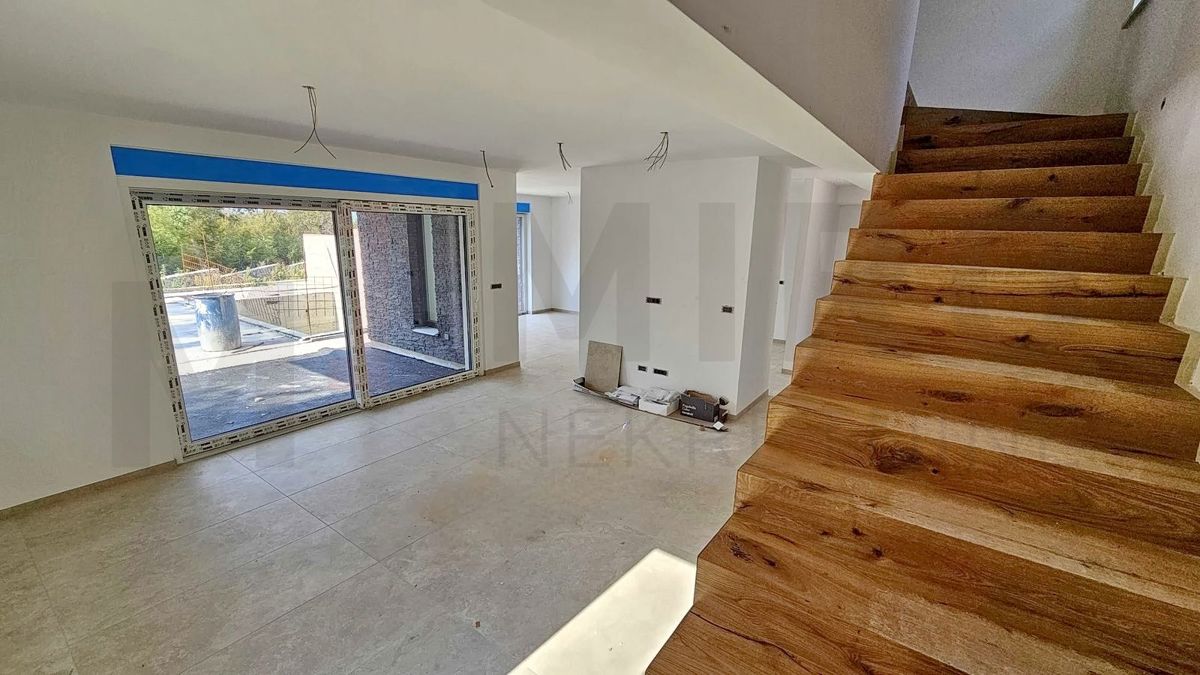 Kraljevica, moderna večstanovanjska vila z bazenom in vrtom, PRODAJA!