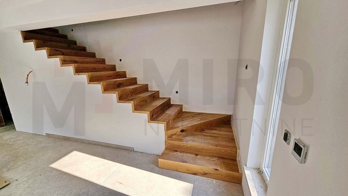 Kraljevica, moderna večstanovanjska vila z bazenom in vrtom, PRODAJA!