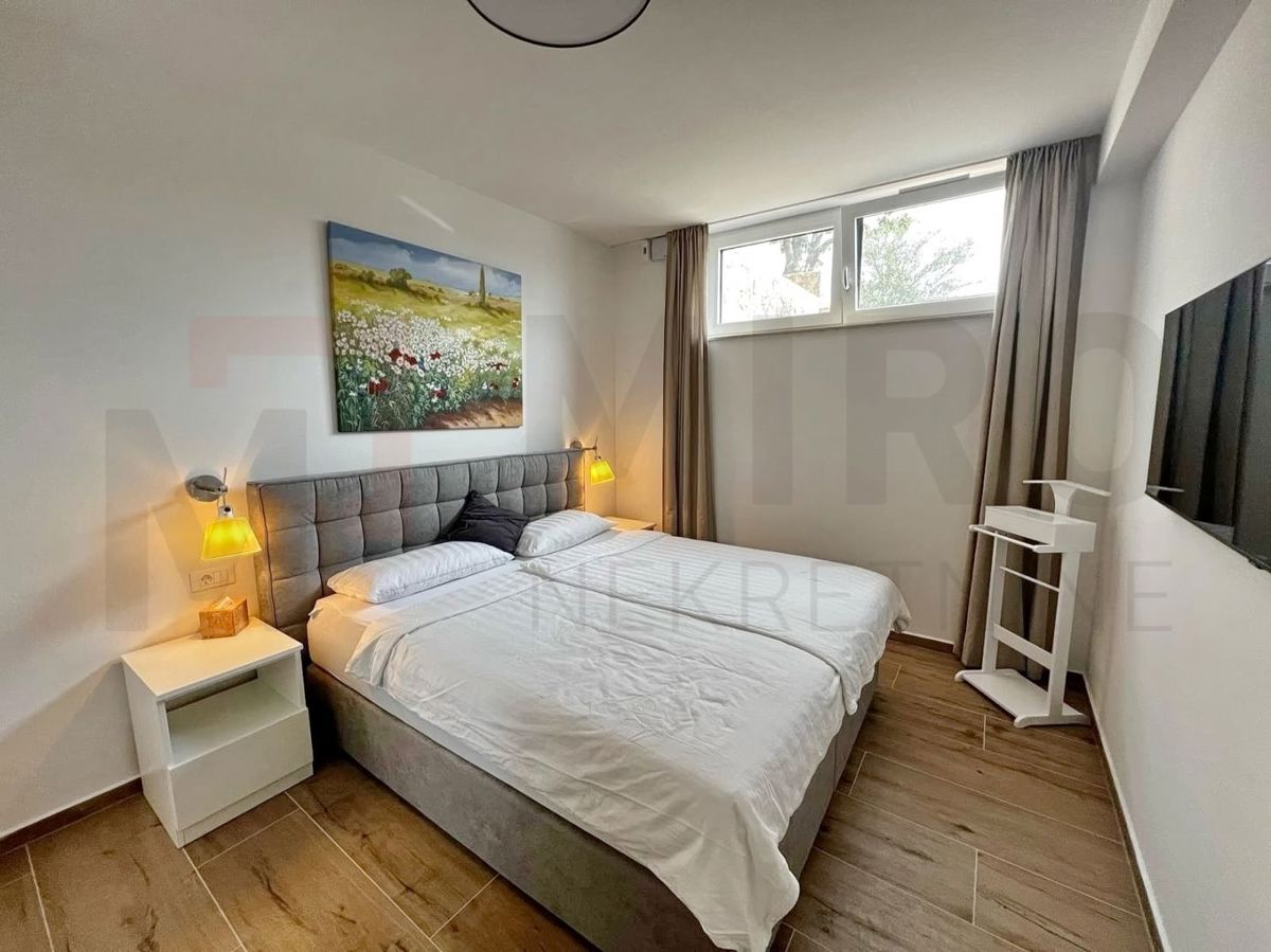 Malinska, opremljen dvoetažni apartma z vrtom in bazenom!