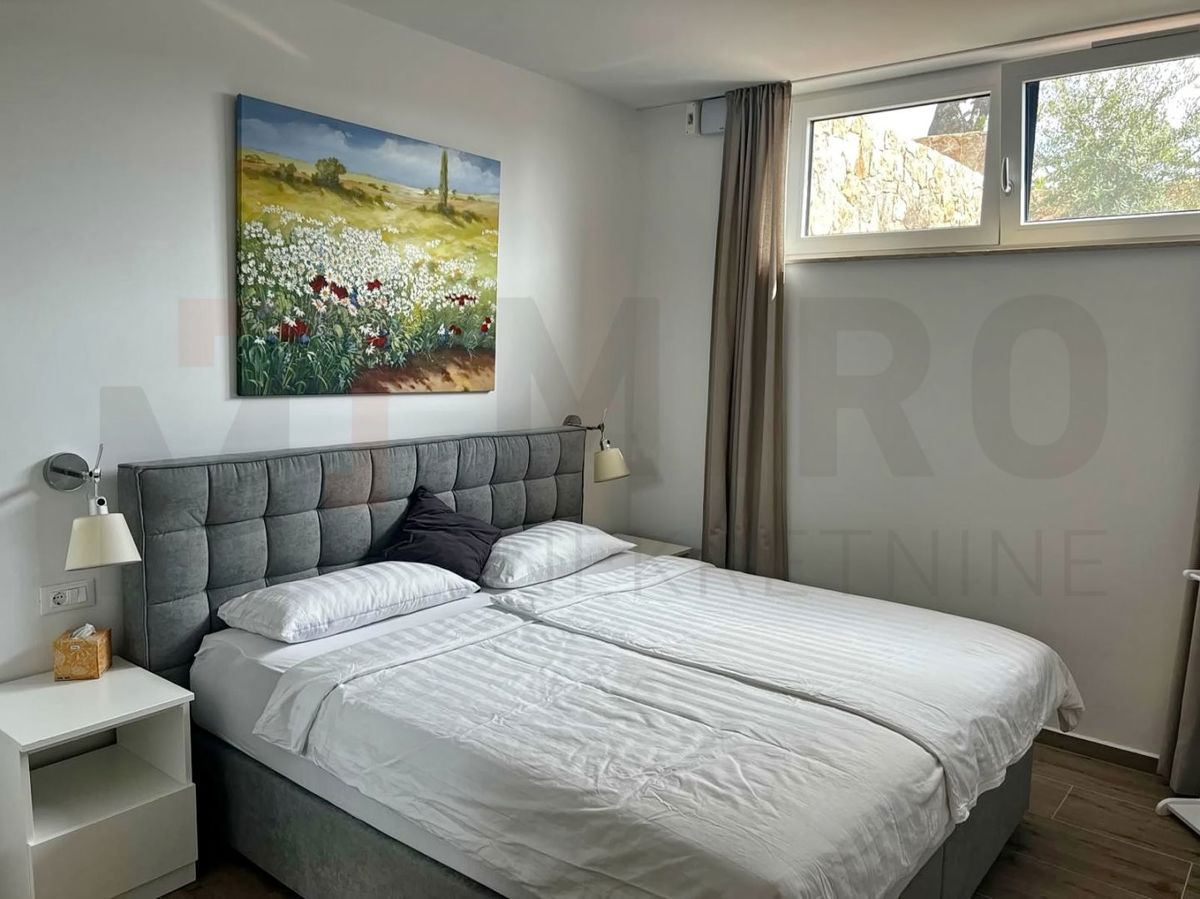 Malinska, opremljen dvoetažni apartma z vrtom in bazenom!