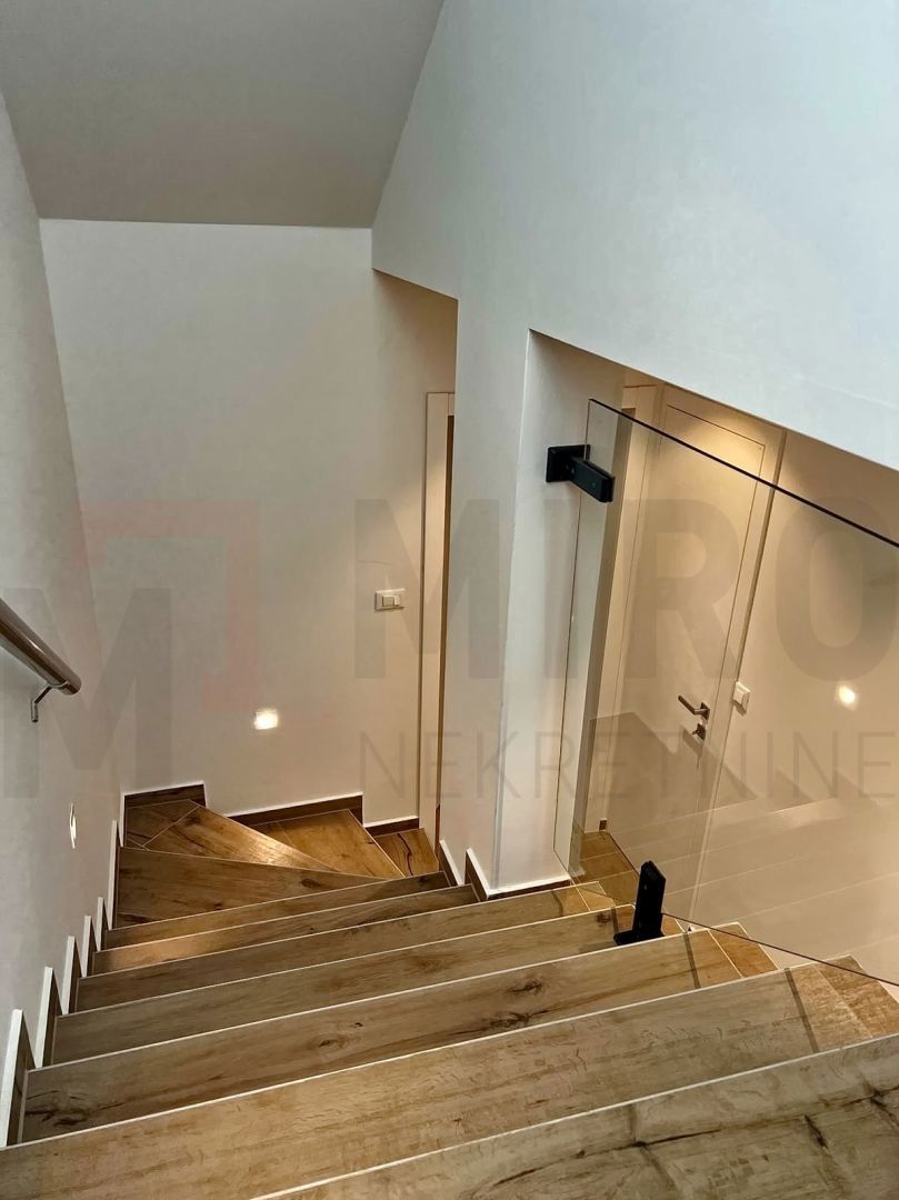 Malinska, opremljen dvoetažni apartma z vrtom in bazenom!