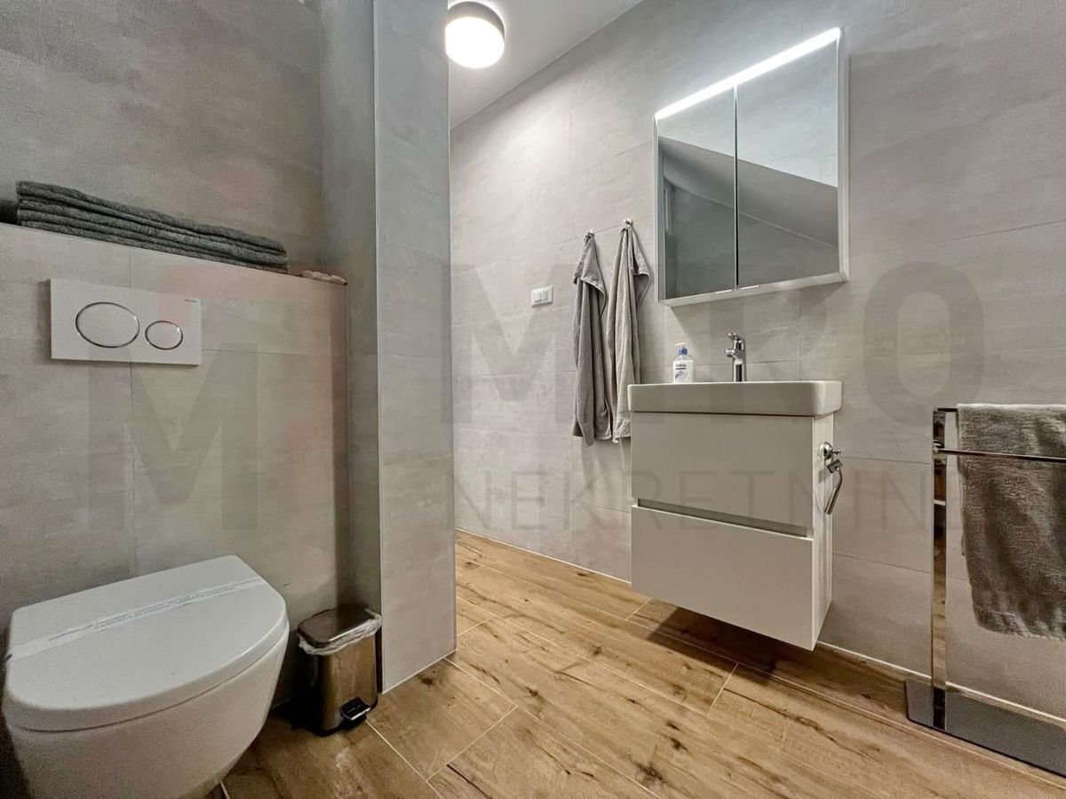 Malinska, opremljen dvoetažni apartma z vrtom in bazenom!