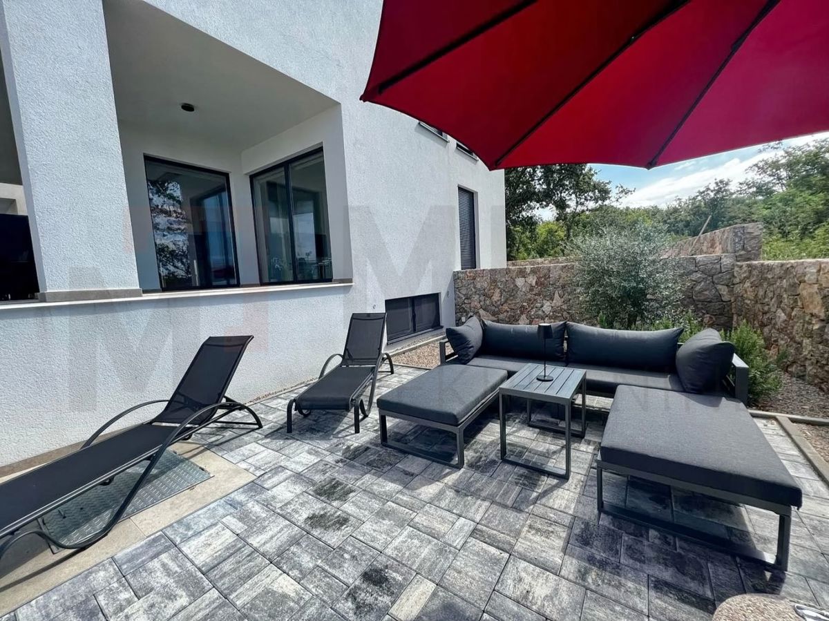 Malinska, opremljen dvoetažni apartma z vrtom in bazenom!