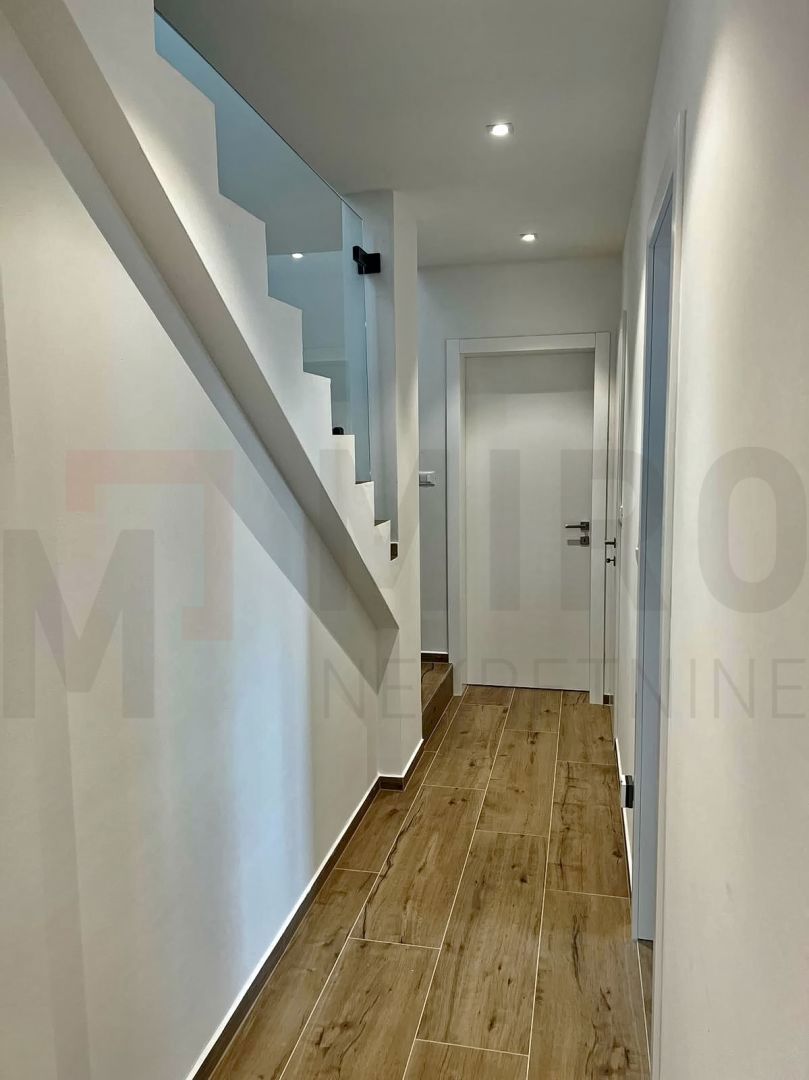 Malinska, opremljen dvoetažni apartma z vrtom in bazenom!