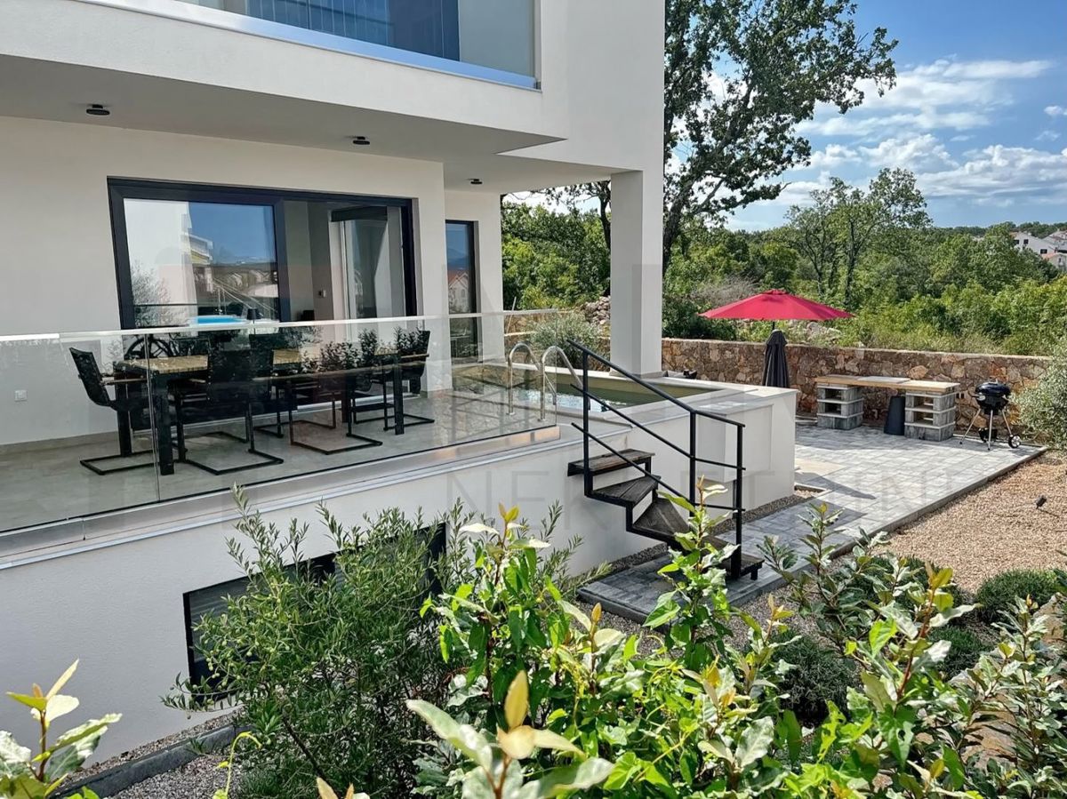 Malinska, opremljen dvoetažni apartma z vrtom in bazenom!