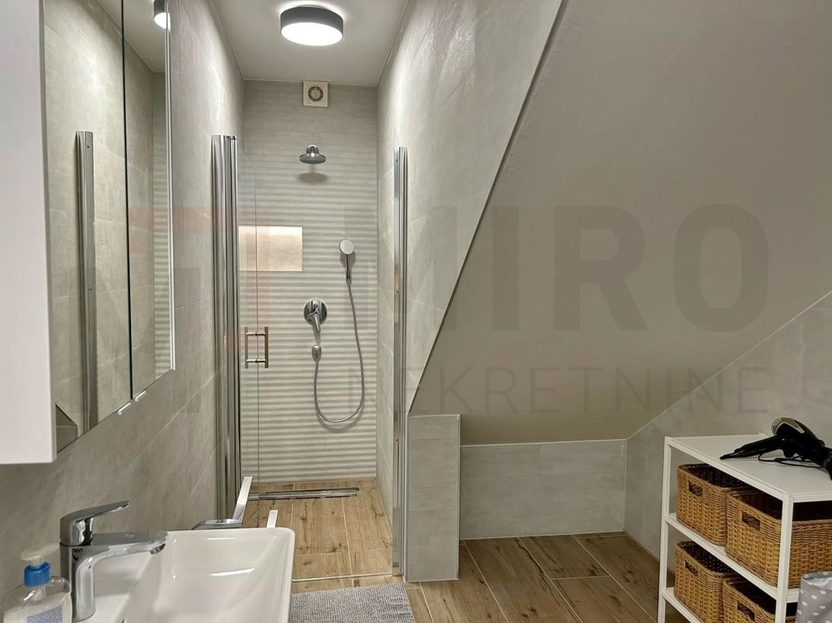 Malinska, opremljen dvoetažni apartma z vrtom in bazenom!