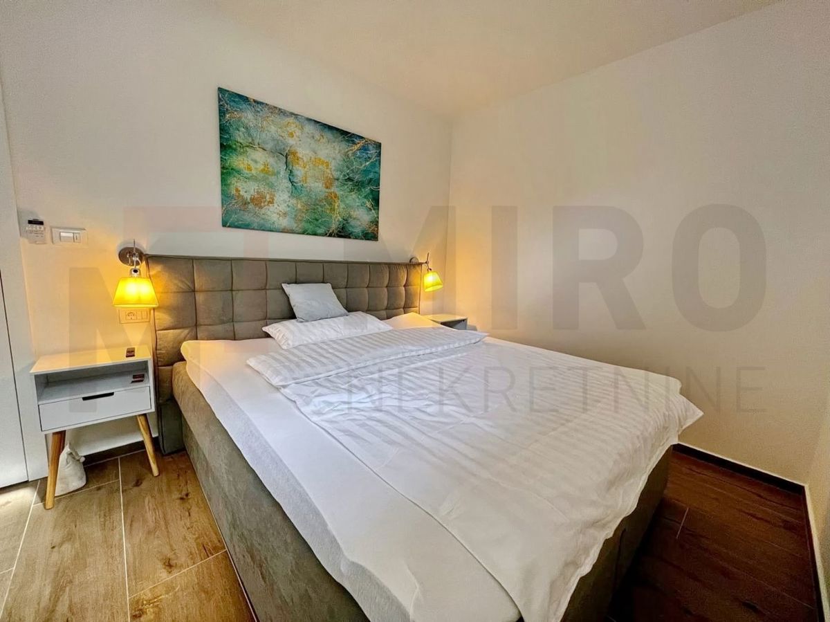 Malinska, opremljen dvoetažni apartma z vrtom in bazenom!