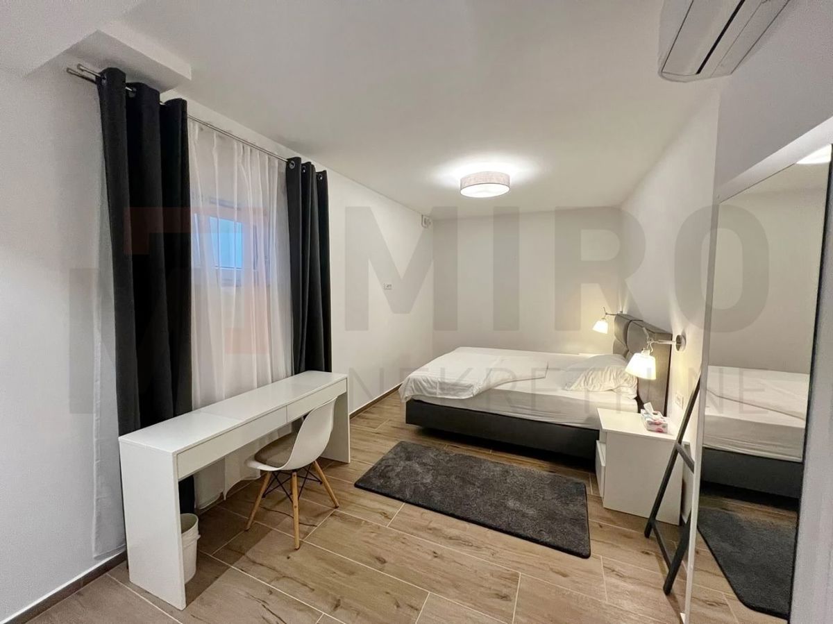Malinska, opremljen dvoetažni apartma z vrtom in bazenom!