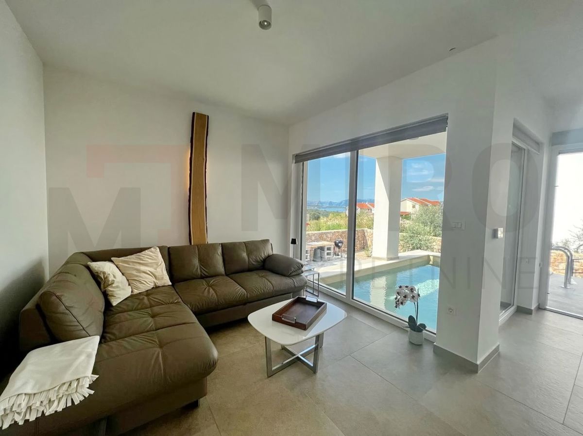 Malinska, opremljen dvoetažni apartma z vrtom in bazenom!