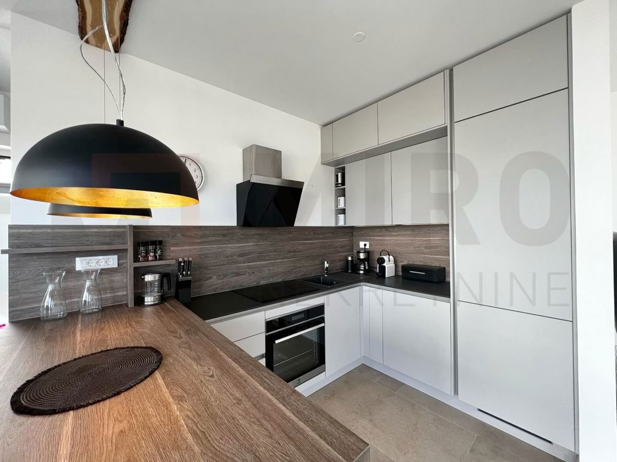 Malinska, opremljen dvoetažni apartma z vrtom in bazenom!