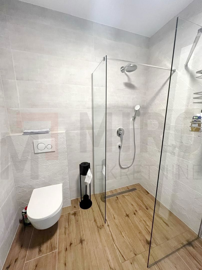 Malinska, opremljen dvoetažni apartma z vrtom in bazenom!