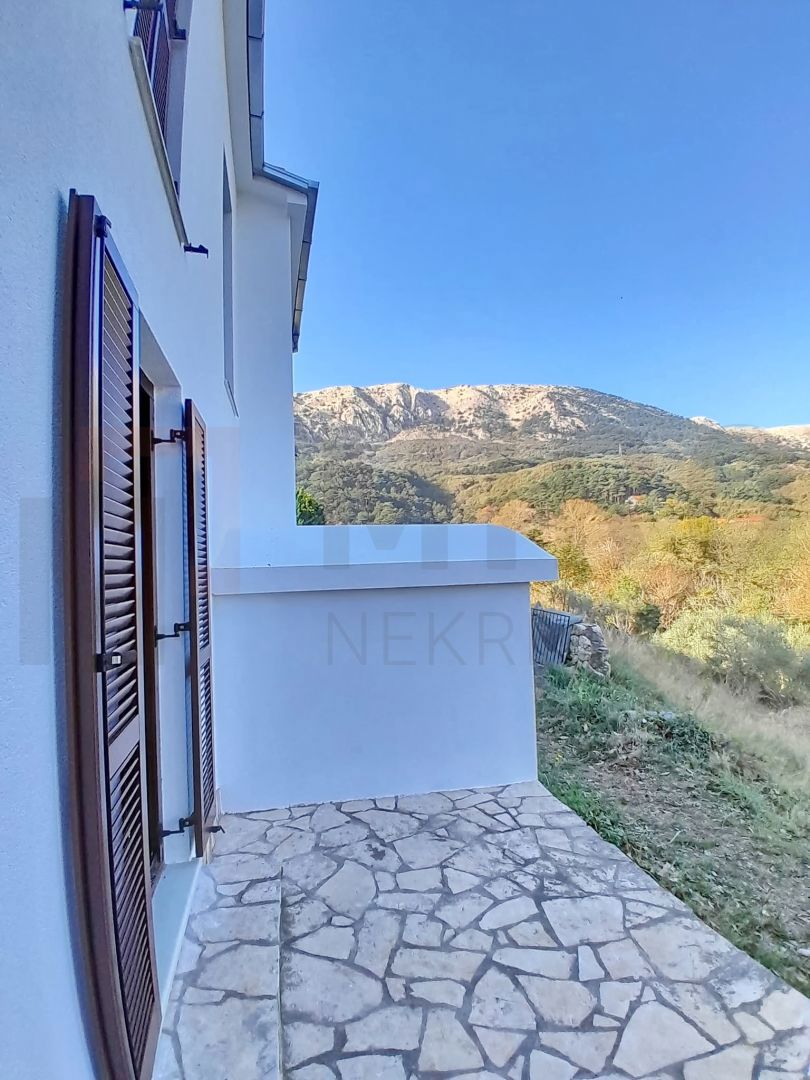 Baška, okolica, stanovanje v pritličju s skupnim bazenom!