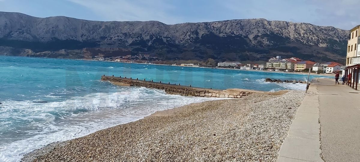 Baška, okolica, stanovanje v pritličju s skupnim bazenom!