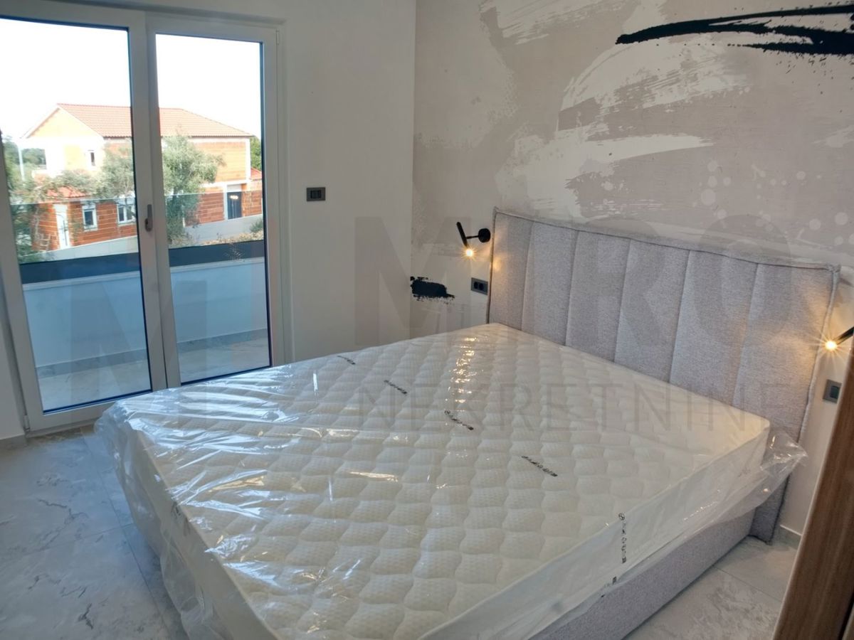 Malinska, polsamostojna hiša v gradnji z vrtom in bazenom!