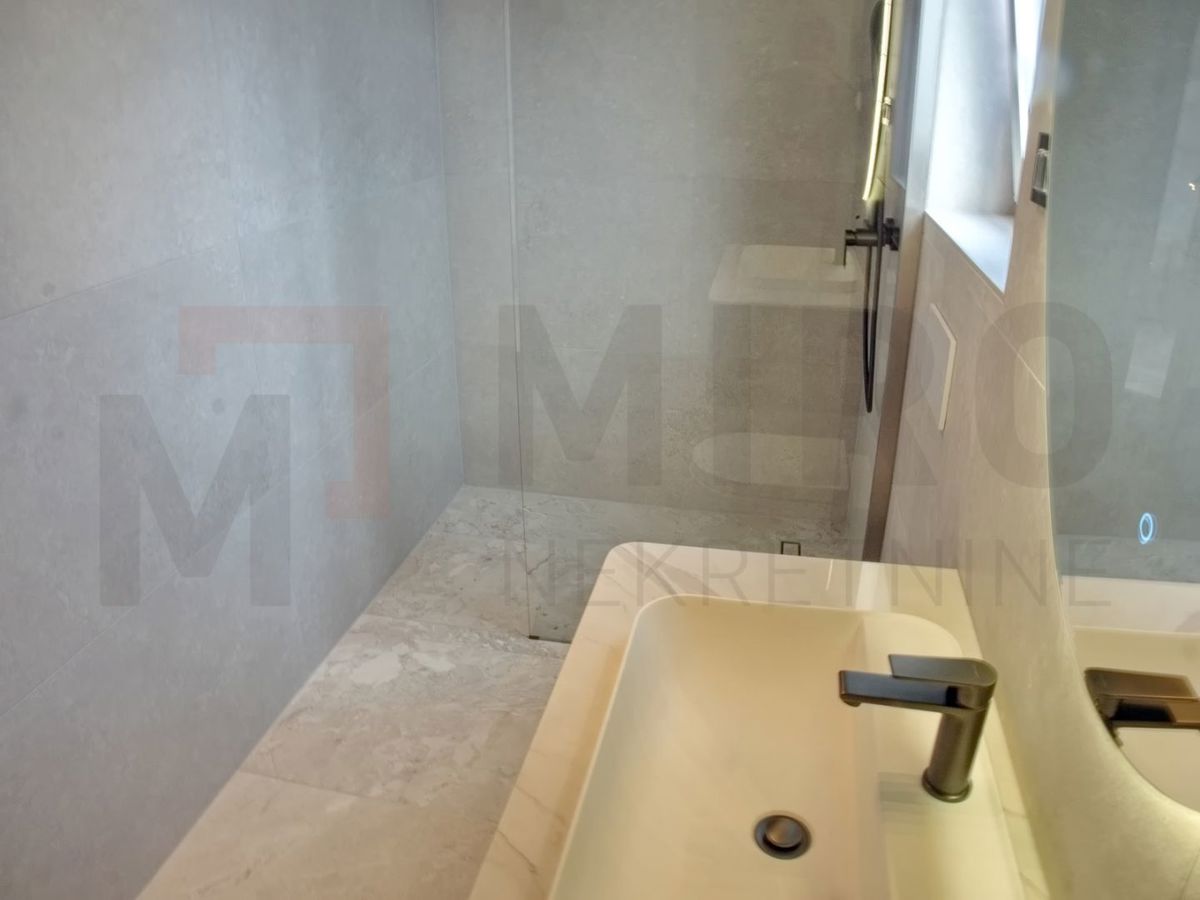 Malinska, polsamostojna hiša v gradnji z vrtom in bazenom!