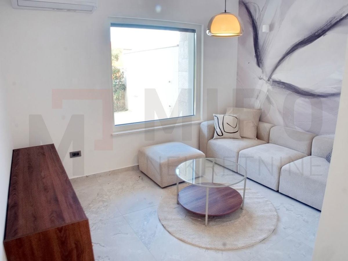 Malinska, polsamostojna hiša v gradnji z vrtom in bazenom!