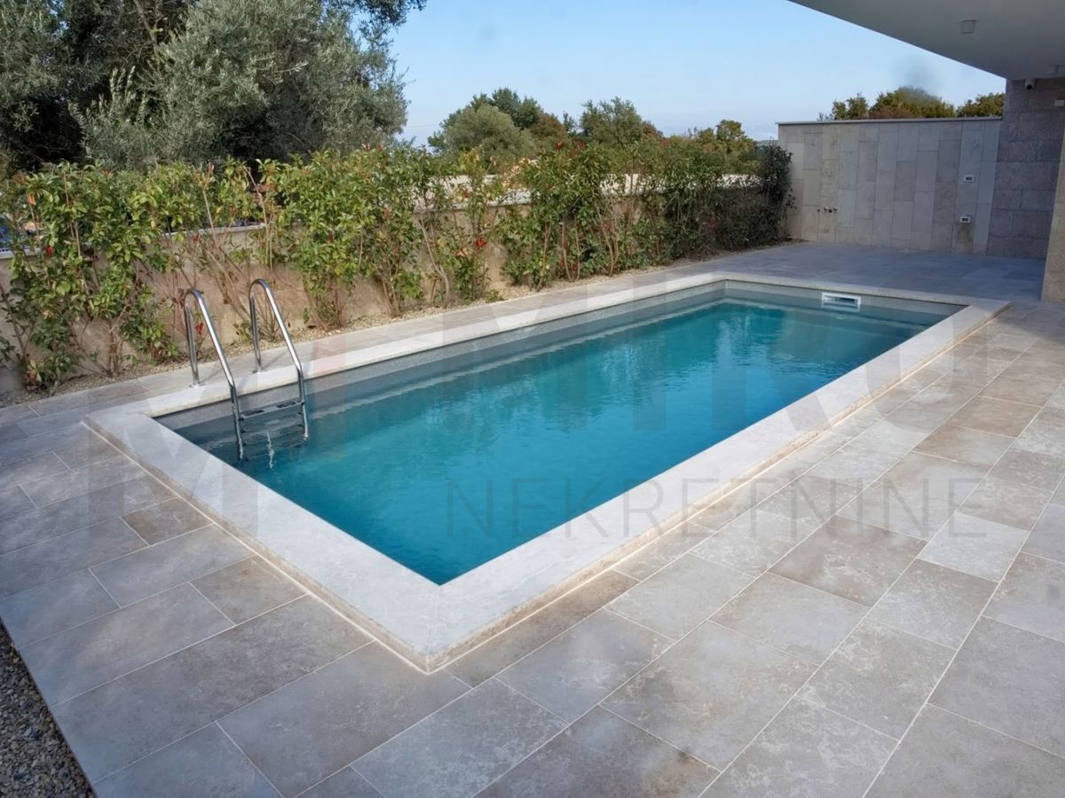 Malinska, polsamostojna hiša v gradnji z vrtom in bazenom!