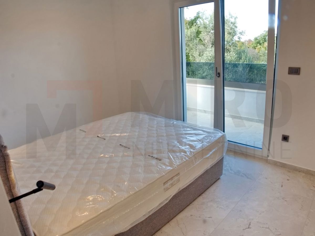 Malinska, polsamostojna hiša v gradnji z vrtom in bazenom!