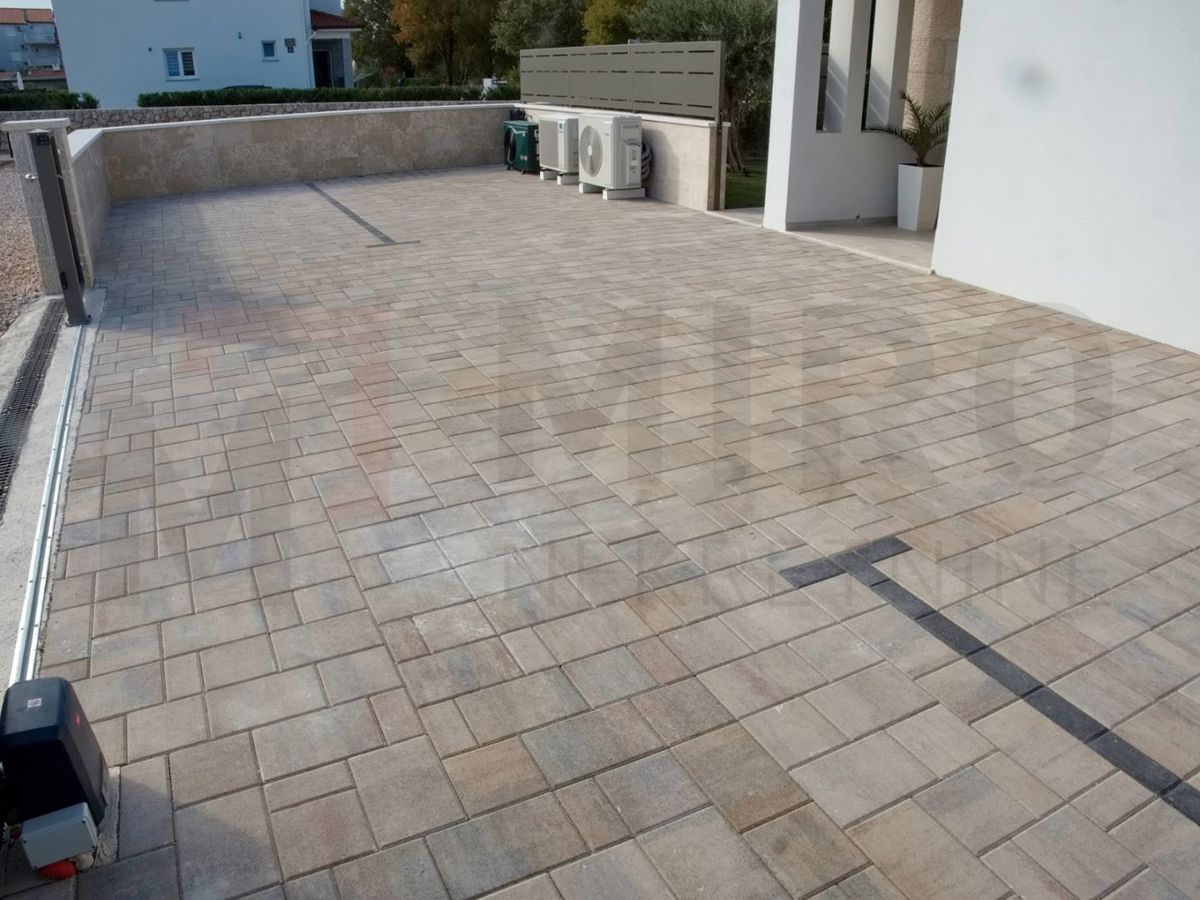 Malinska, polsamostojna hiša v gradnji z vrtom in bazenom!