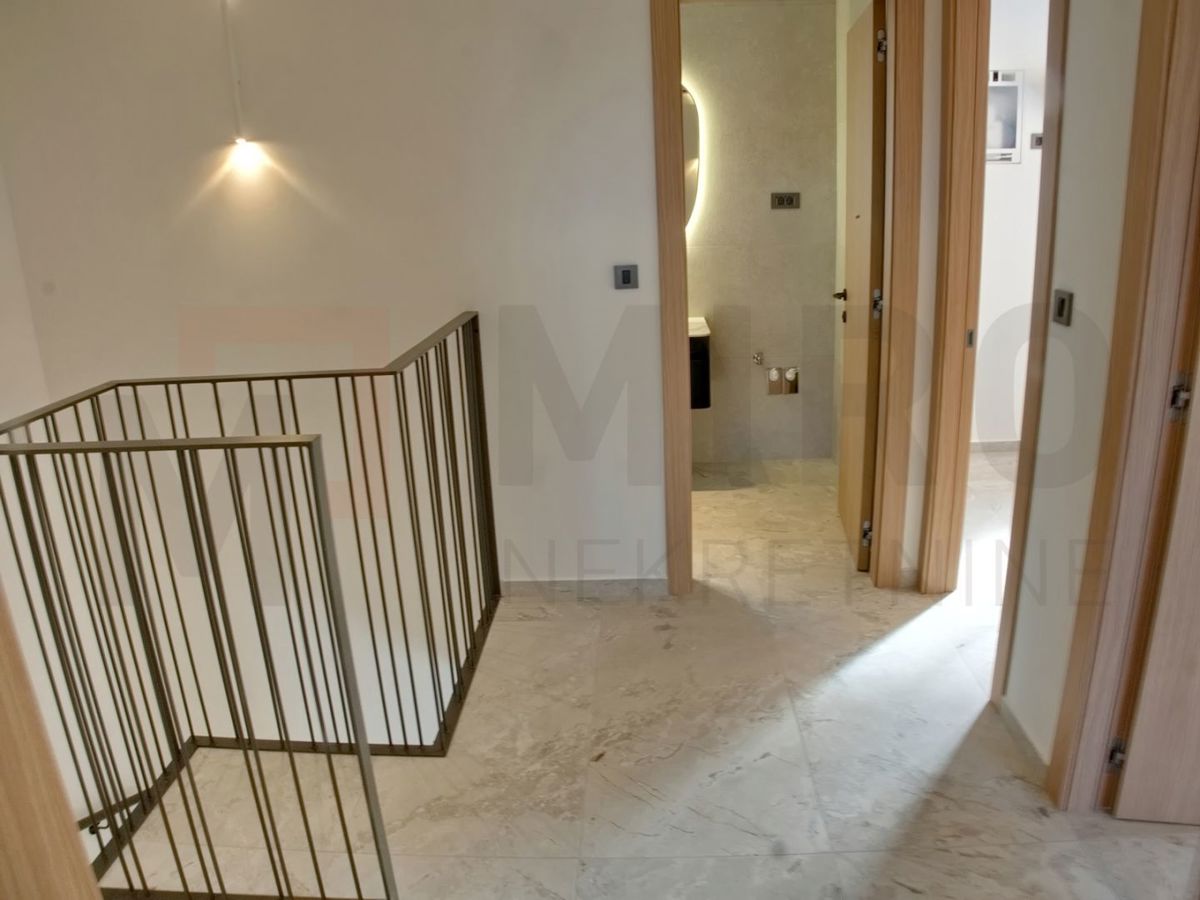 Malinska, polsamostojna hiša v gradnji z vrtom in bazenom!