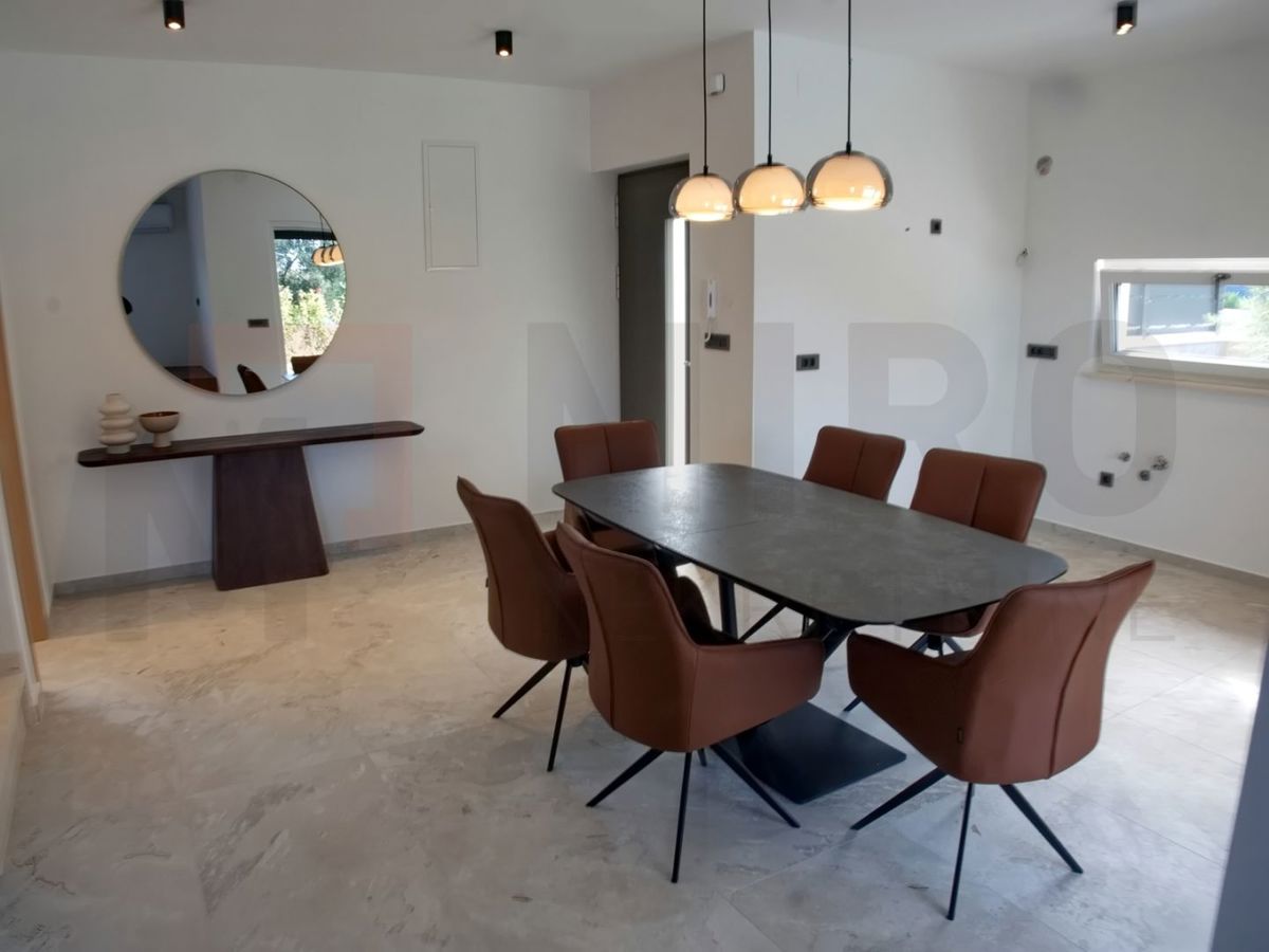 Malinska, polsamostojna hiša v gradnji z vrtom in bazenom!