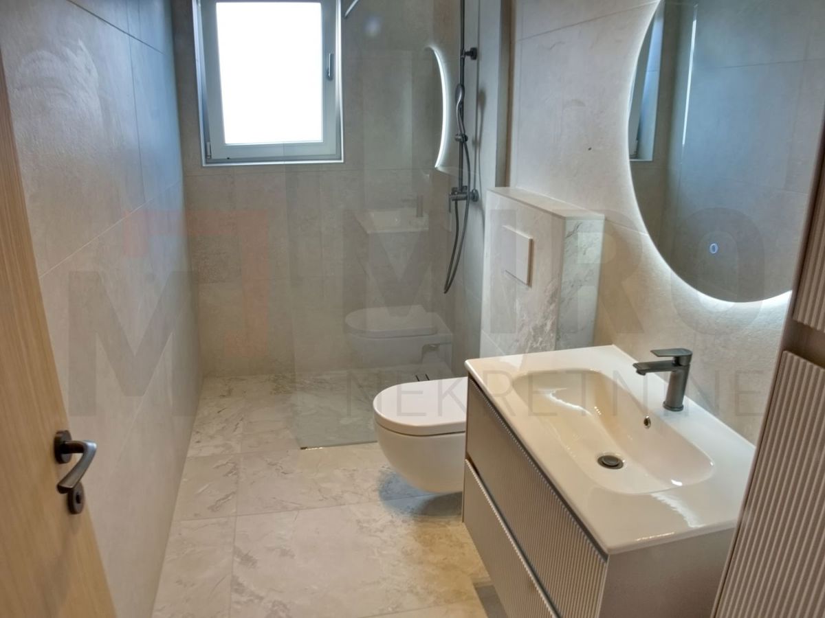 Malinska, polsamostojna hiša v gradnji z vrtom in bazenom!